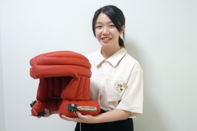 大葉工設系黃郁容，設計的「兼具照明功能充氣式頭盔」作品，取得新型專利。（照片大葉提供）