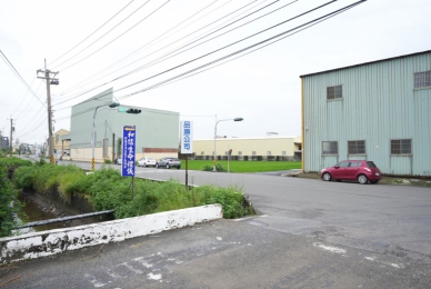 和美鎮彰新路4段444巷橋樑狹窄，立委陳素月現勘。（照片服務處提供）