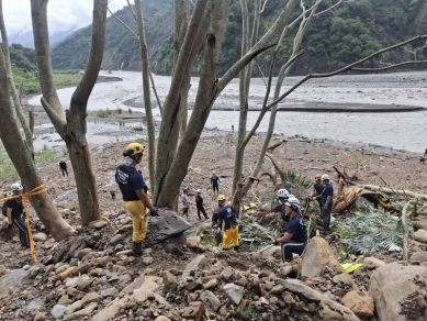 南橫五口墜谷搜救進入第八天再尋獲小屍塊及5件衣服