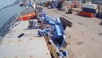 高雄港吊車作業重心不穩翻覆撞貨船