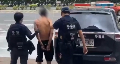 恐怖街頭|一對母女超商前拒絕未穿上衣醉漢索討香菸,遭徒手攻擊雙雙受傷送醫,花警立即逮人法辦!