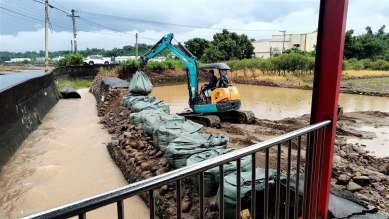 強烈西南氣流豪大雨災損，第一批復建經費，中央核定近億元。（照片縣府提供）