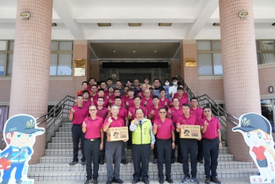 陳光復慰勞消防同仁致贈聯名乖乖與茶葉　  提前獻上父親節祝福 陳光復特別感謝消防同仁在為期3個月的花火節期間，全力投入活動的消防、戒護、救護、滅火與煙火查核等工作，不僅讓每一場煙火表演壯麗登場，更確保整體活動在安全無虞的狀況下圓滿完成。這份無聲的付出，以及為民守護的精神，令人由衷敬佩。