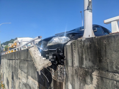 把厚厚的護欄撞塌ㄧ大塊｜臺東市康樂橋北端交通事故，小轎車猛撞對向護欄，警方到達現場前，駕駛人已逕行離開現場。