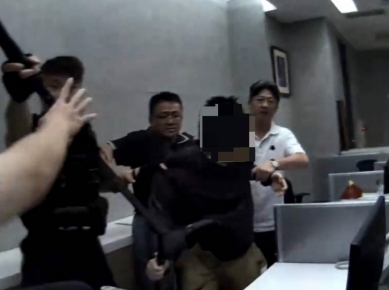 男持刀挾持寶雲寺女員工    隊長涂志宏英勇奪刀逮人