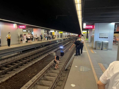 男子酒醉跌落高雄車站軌道幸好當時沒有列車經過逃過一劫