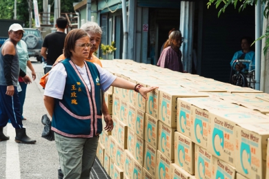 戰備水｜秀林鄉公所因應楊柳颱風，緊急發送和仁部落民生用水。