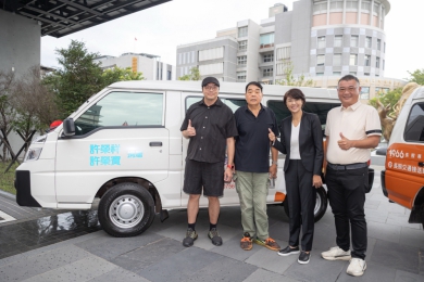 許家捐復康巴士兩輛　協助南投縣長照接送