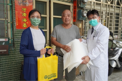楊柳颱風來襲前夕，鹿基醫院兩位副院長送「科技沙包」給醫院鄰居。（照片彰基提供）