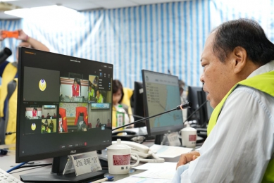 澎湖防颱不鬆懈 總統賴清德視訊關心防災作為 強調中央全力支援 根據澎湖縣政府災害應變中心統計，截至13日下午3時30分止，澎湖共發生7件災情，主要為2起路樹倒塌，及紅綠燈桿掉落、水塔被風吹落等5件輕微災情。縣府表示，因應颱風來襲，目前已在港避風船隻達1,257艘，境內外籍船員共1,263人，已妥善安排安置；目前滯留旅客約4,300人，預計14日對外交通恢復後，全力協助疏運返臺。