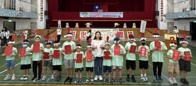 矽品助學國小獎助學金頒獎暨家扶暑期課輔班結業、成果發表。（照片家扶提供）