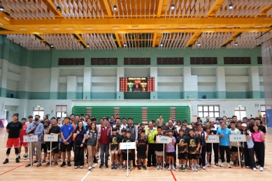 「114年澎湖縣首長盃籃球錦標賽」熱血開打 61支隊伍、超過600名選手齊聚一堂以球會友 澎湖縣長陳光復、議長陳毓仁、議員蘇陳綉色、議員莊光大、議員許國政、副議長辦公室主任洪長青、教育處長林長安、馬公市長黃健忠、楊曜立委助理段湘玲、體育會前理事長張偉男，以及澎湖高級海事水產職業學校校長顏嘉禾等貴賓，皆親臨開幕式現場，為選手們加油打氣。