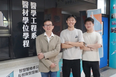 馬來亞大學學生傅崧軒（中）、吳彥昌（右）到大葉醫工系研究2個半月。（照片大葉提供）