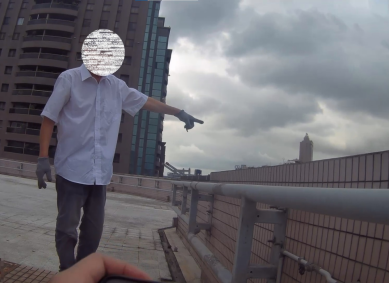 老翁頂樓揮舞衣服求救       女警速衝赫知竟是烏龍