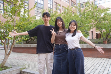 馬來亞大學劉詩杰(左起)、林薈淇、許煜敏等3名學生,至大葉研究AI。(照片大葉提供)