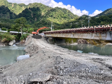 無路可走｜颱風吹毀，蚊子洞施工便道8/21日中午搶通，崙天便道9/25日搶通、明里便橋11/30日搶通！