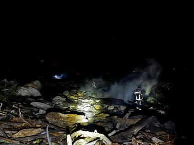 燃燒3天3夜|彩色沙灘燒成焦黑,崇德海岸漂流木大火,消防戰野火、濃煙蔽日、日月無光!
