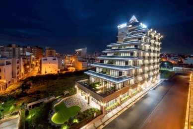 福容插旗澎湖！全連鎖第19家分店 9/1正式迎客  福容徠旅澎湖即日起開放訂房 開幕價每間2904元起  「福容徠旅澎湖」外觀形似小型郵輪，呼應福容淡水漁碼店的大郵輪造型。樓高8層，地下1層，共有102間房。飯店距離馬公第三漁港只要5分鐘車程，從機場到飯店也只要15分鐘。整棟飯店歷時三年多，耗資五億建造。