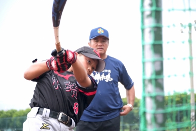 「延續夢想，接棒傳愛」，頂新邀張泰山（後者）擔任公益大使。（照片頂新提供）