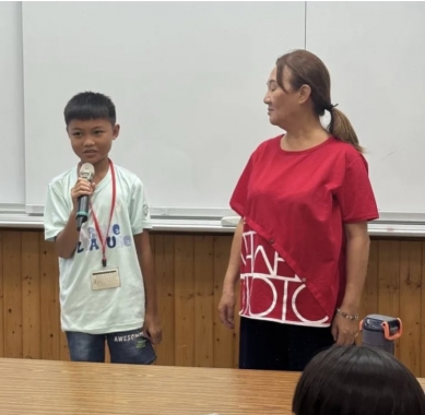 站上講臺。訓練口才｜救國團花蓮學苑廣播節目小小主持人訓練課程，知名節目主持人「娟姐」引領，學童們受益良多。