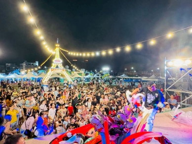 2025馬公夏日童樂趴閉幕晚會溫馨登場 五萬人次共創城市最暖夏日記憶 馬公市長黃健忠表示，感謝市民朋友一路以來的體諒與配合，尤其感謝馬公市民代表會的全力支持，讓這場屬於馬公的夏日盛會能穩健推展、圓滿落實。他感性指出：「五萬人次的笑聲與陪伴，不只是活動紀錄，更是一座城市最真摯的溫度。」