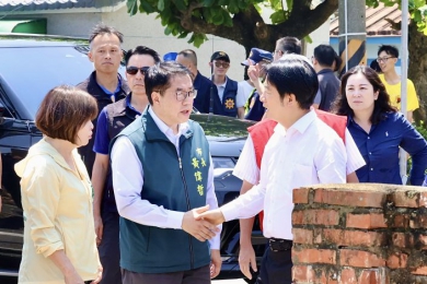 黃偉哲偕同賴清德總統視察將軍災後修繕  感謝民間善舉助災民重建家園