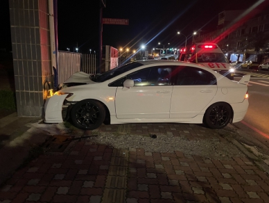 突然右轉彎自撞民宅前騎樓柱子｜臺東市連航路，車毀2傷！