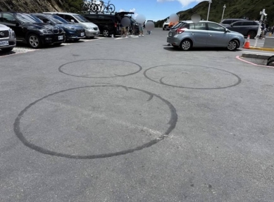 燒胎｜武嶺停車場出現危險行為，太管處呼籲遊客勿以身試法！