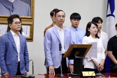 726、823｜朱立倫：這不是一場政黨的勝利，而是人民的聲音，戰勝了權力的傲慢。懇請盧秀燕市長，接任下一屆國民黨主席，來承擔下一屆黨主席的重責大任。