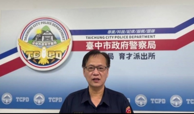 警員張宏銓發現巷內起火    隻身迅持滅火器予以撲滅