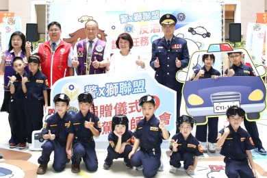 「模擬酒醉眼鏡」體驗式教材強化防酒駕意識！ 嘉義市長黃敏惠與「小萌警」共同宣導安全駕駛〜