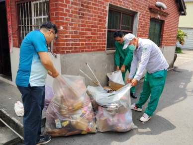 台灣郵政協會攜手彰化郵局,清潔社頭鄉獨老居住環境。(照片郵局提供)