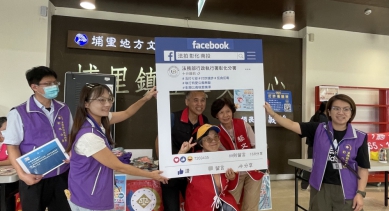 法務部彰化分署「反毒防詐」宣導「打卡框」,吸引甚多民眾打卡興趣。(照片分署提供)