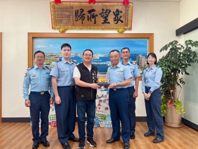 馬基隊長洪源廷離任 黃健忠市長致贈金飯碗與城市運動毛巾表達感謝 馬公市長黃健忠表示，洪隊長雖僅駐澎八個月，卻走入社區、深入民情，不僅協助多位重大傷患透過軍機C-130後送台灣就醫，更主動帶領弟兄參與社區共餐、海岸淨灘等公益行動，將軍人的責任與情感落實在日常服務中，深獲地方好評。