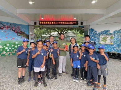 連勝4場｜水源國小勇奪博爾富盃全國少年棒球邀請賽冠軍，鄉長王玫瑰祝賀。