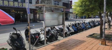 《讀者投書》玉里鎮可以在路邊私設佈告欄｜實在很誇張，不知是否要等到絆倒人車再來檢討改進？