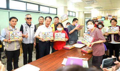 嘉義縣4家身障機構推出中秋禮盒 縣長翁章梁與學員們手作傳遞滿滿心意〜