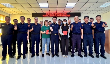 望警雙喜分局長勉海龜精神  離島兒女回菊島為鄉親服務 望安分局日前舉辦公開活動邀請容慈由爸爸陪同、小萍姐出席，同時轉達縣議會陳毓仁議長、陳佩真議員、馬公市長室林建勳主任以及許多鄉親、同仁們傳來的祝福，並由分局長代表頒贈獎學金及圖書禮卷。