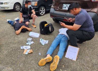 「槓上開花」,員林萬年派出所逮捕車手、監視手和毒品。(照片分局提供)