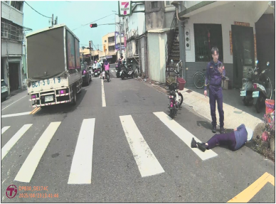 黃姓老翁倒臥路旁。(照片警方提供)