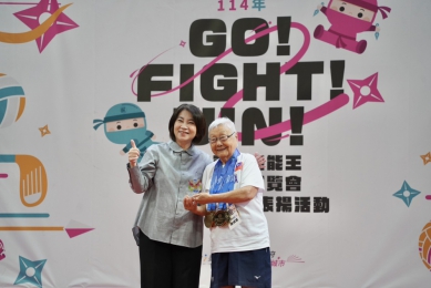 97歲最強阿嬤泳壇封后 唐成瑤勇奪卓越貢獻獎」
