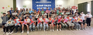 新學年開學前夕,彰化家扶頒發獎助學金。(照片家扶提供)
