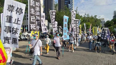 數百「小草」高雄遊行為柯文哲發聲要求還柯公道
