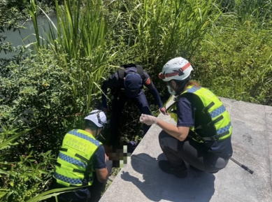 遮陽擋日|80歲婦摔落海濱公園草叢內,曝曬近3小時,吉安警救援送醫!