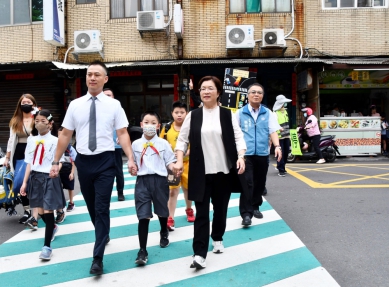 國小開學日，王縣長護童上學。（照片縣府提供）