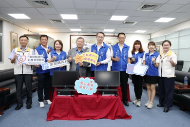 宥尚慈善協會捐再生電腦予弱勢家戶 王副縣長致贈感謝狀