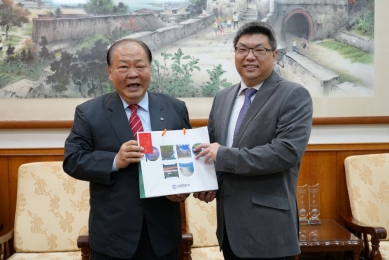 澎湖地院新任院長楊智守拜會陳光復  深化司法與地方行政合作 楊智守表示，澎湖的進步有目共睹，未來法院將持續深化與縣府及各單位之間的合作關係，強化司法效能，共同為民服務、為地方發展努力。 楊智守院長畢業於國立高雄大學法律學系碩士，曾任臺灣高等法院高雄分院法官、橋頭地方法院法官兼庭長等多項要職，學經歷豐富。陳光復對楊院長深具期待，期盼他持續以熱忱為澎湖司法注入專業與能量。