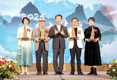 第4屆嘉義文化獎得主-蔡振南、王瓊玲、郭玉雯、陳政宏 縣長翁章梁頒獎感謝4位老師成就文化新篇章!