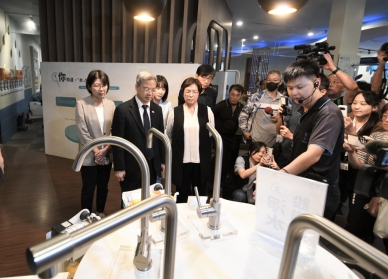 經濟部長龔明鑫參訪彰化縣水五金產業。(照片縣府提供)