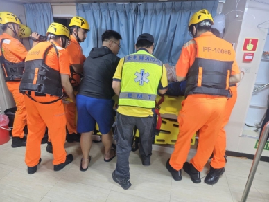 兩機車碰撞｜香港籍女遊客騎機車遊綠島車禍骨折，海巡迅速救援送醫！